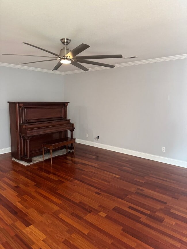 Building Photo - Maryville 37804 - 4-Bedroom, 2-Bath, 2-Story Condo - Contact Faye Hudson 865-789-3204