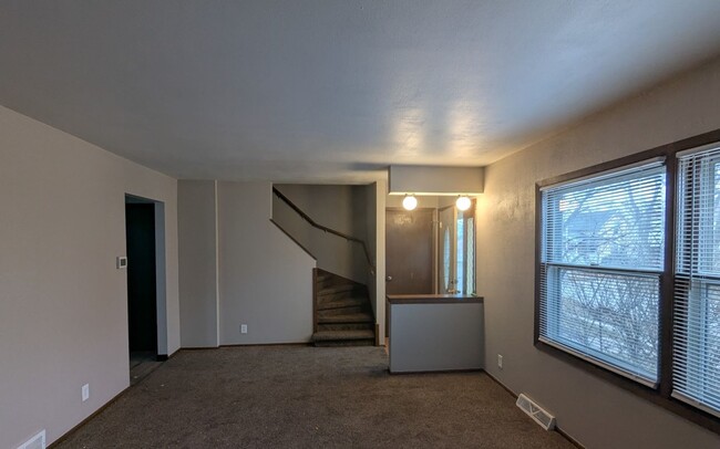 Building Photo - Welcome to your new home! Spacious 3 Bedro...