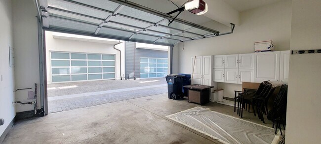 Foto del edificio - Newly Built Tri-Level Townhome with 3 Bedr...