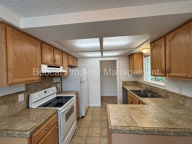 Building Photo - ATTENTION GARDENERS! Charming Indian Hills...
