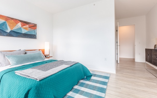 Building Photo - 2359 N Lincoln Ave