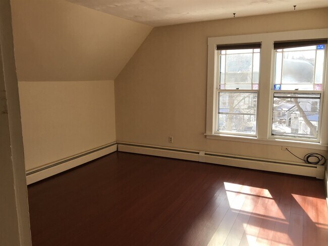 Foto del edificio - 70 Gilford Ave