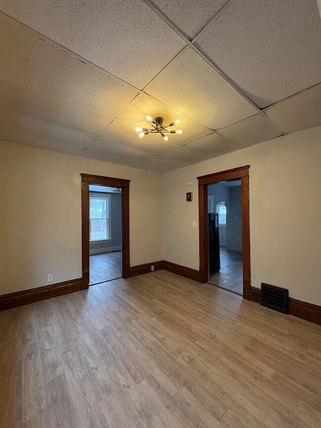 Building Photo - 96 Hall St