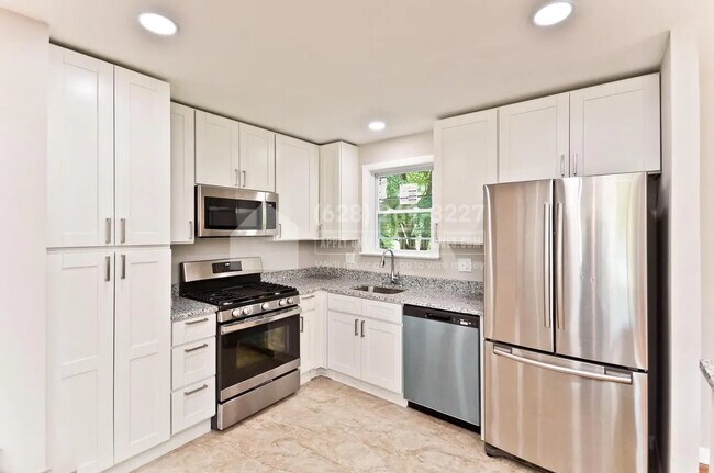Building Photo - 8107 Daniel Dr