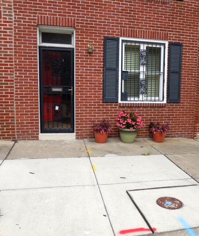 Building Photo - 816 W Barre St