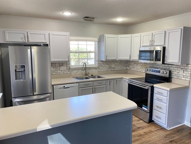 Building Photo - Three Bedroom Townhome In University Area