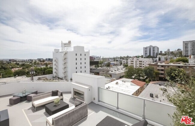 Building Photo - 1125 N Kings Rd