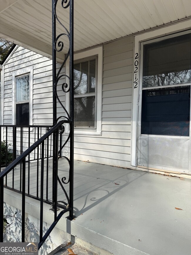 Building Photo - 202 1/2 Pleasant St