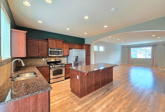 Foto del edificio - 4 Bedroom Home with Lake Views - Pet Friendly - 1/2 off 1st Months rent!