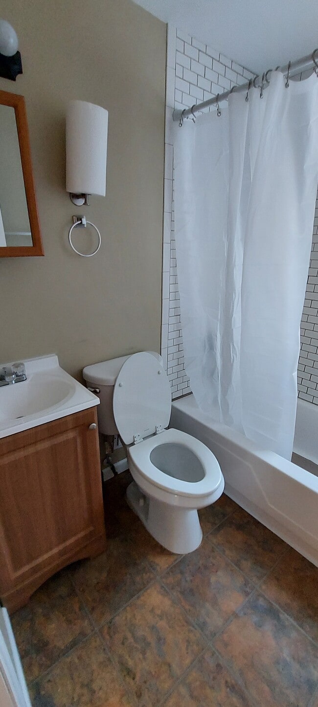 Upstairs Bathroom - 1841 Kentucky Ave