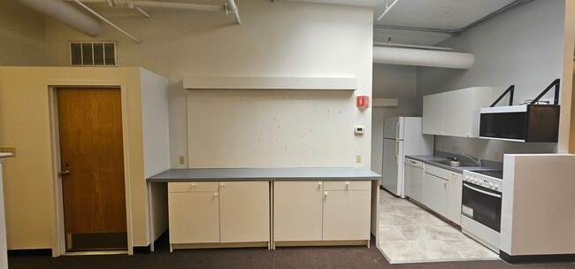 Kitchen / Pantry - 33 Kingston St