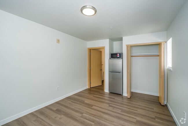 Interior Photo - Husky Court