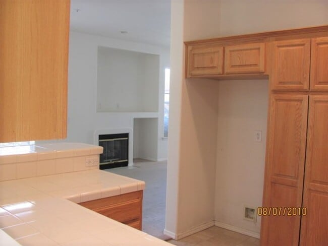 Building Photo - Spacious Home-Groups accepted
