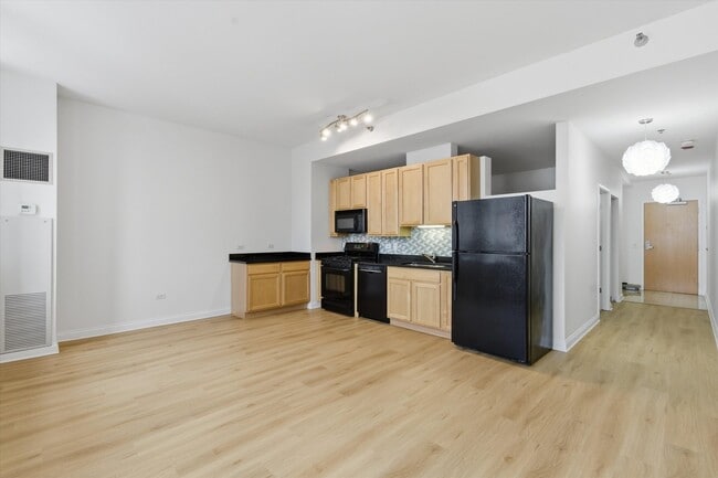 Building Photo - 8 W Monroe St