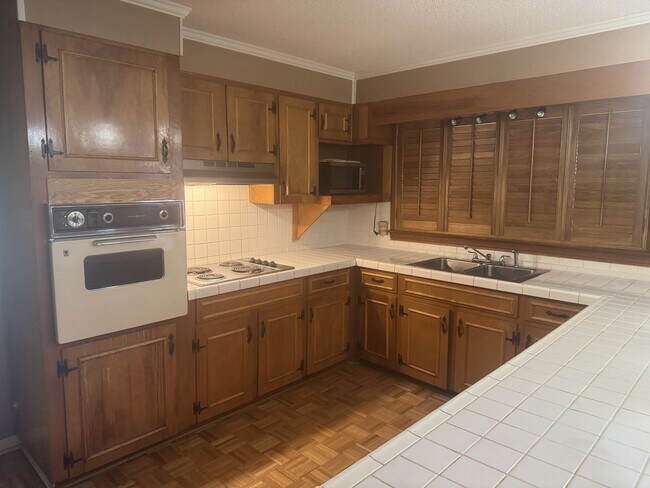 Building Photo - 1618 Cambridge Dr