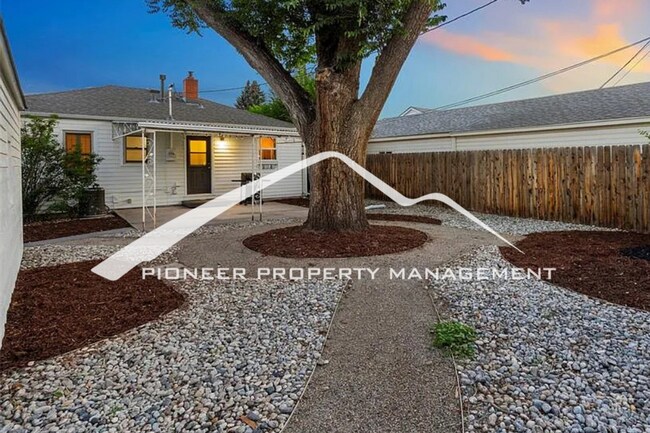 Foto del edificio - Downtown Charm with Private Yard, Oversized Garage and AC