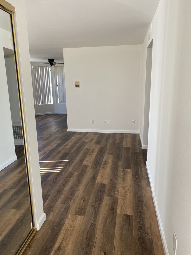 Foto del edificio - 2935 Montrose Ave
