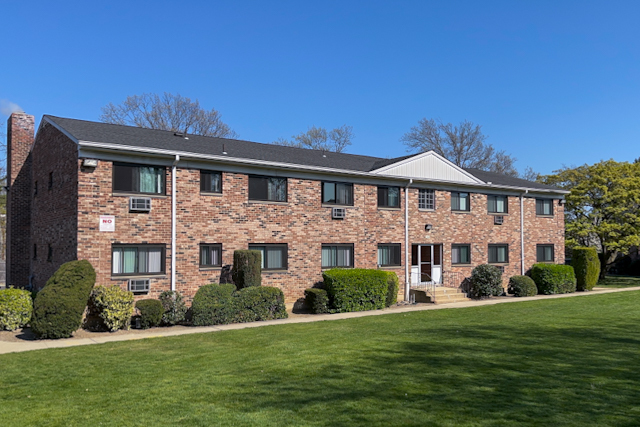 Building Photo - Fairfield Hedges North at Bay Shore