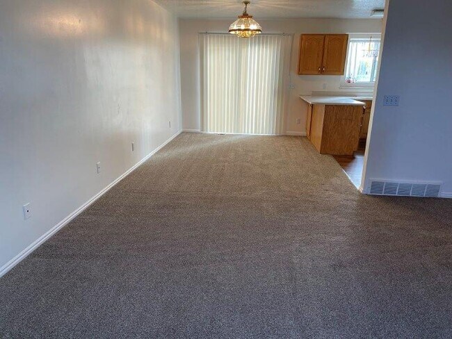 Building Photo - 4 Bed 2 Bath Home for Rent in Roy