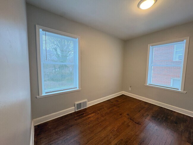 Building Photo - 2 Bedroom, 1 Bathroom Apartment in High Point!