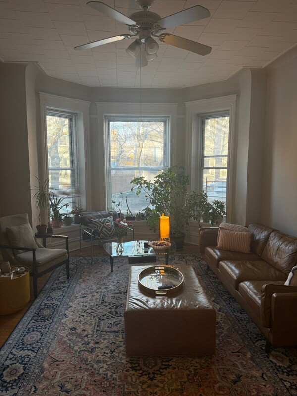 Foto del edificio - 2057 N Sheffield Ave