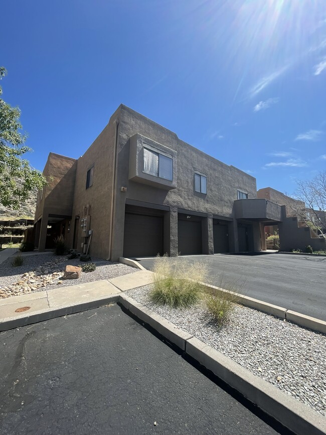 Building Photo - 2900 Vista Del Rey NE