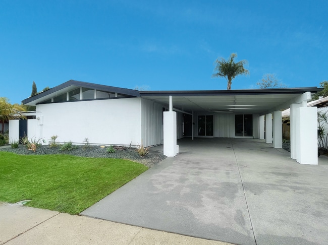 Frente con amplio espacio para cochera - 8976 Hammond Dr