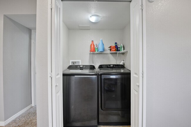 Building Photo - Updated 4 Bed 2 Bath Home Centrally Locate...