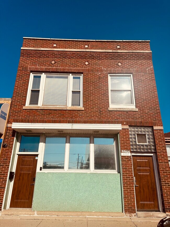 Foto del edificio - 5944 W Diversey Ave