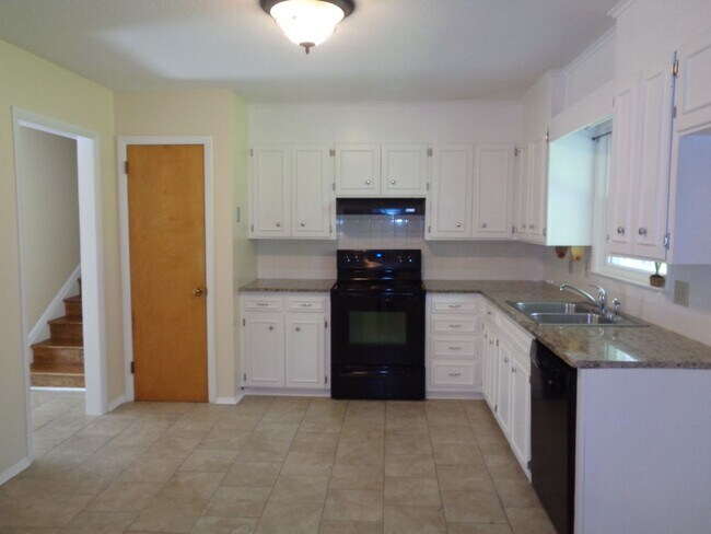 Building Photo - House for Rent-Country Club Area