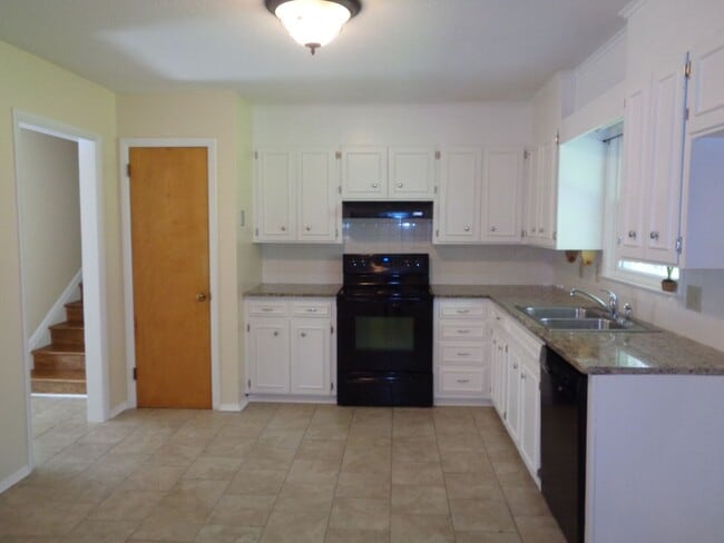 Foto del edificio - House for Rent-Country Club Area