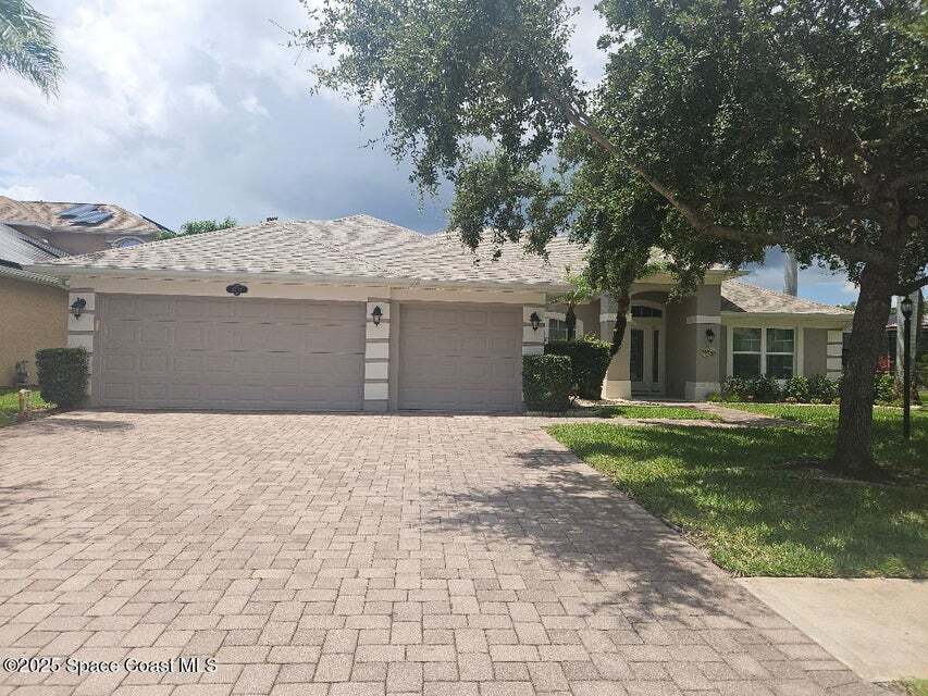 3 Car Garage - 2074 Botanica Cir