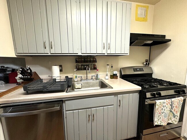 Foto del edificio - 1085 Warburton Ave