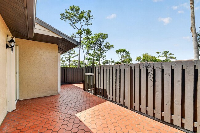 Foto del edificio - 704 Sunny Pine Way