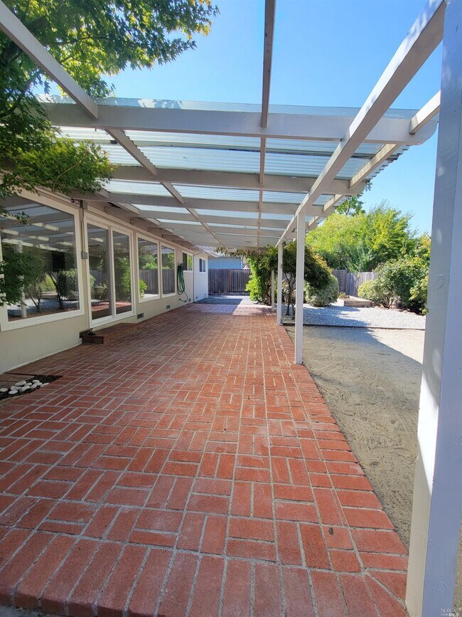 Building Photo - 558 Tarragon Dr