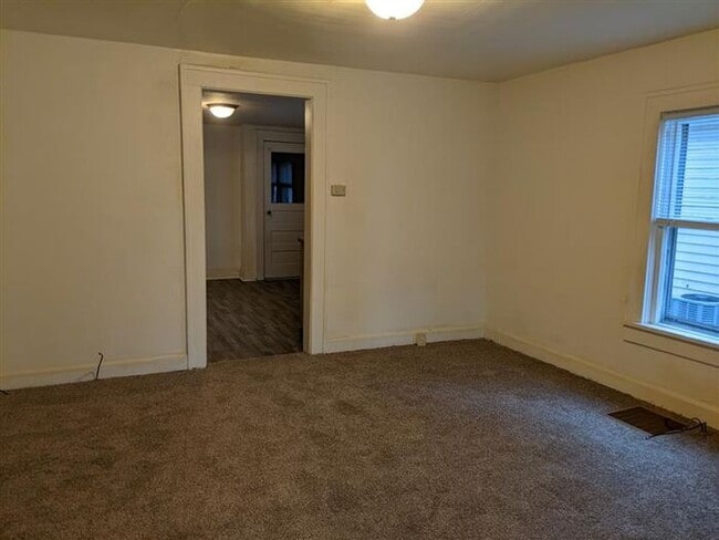 Building Photo - 2 Bedroom Home with Enclosed Front Porch