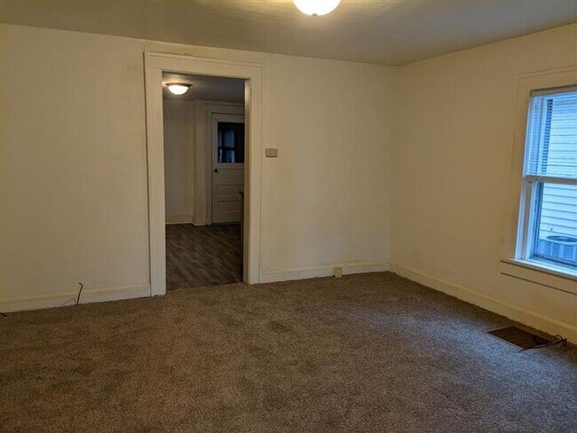 Foto del edificio - 2 Bedroom Home with Enclosed Front Porch