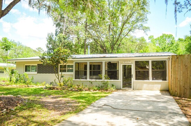 Foto del edificio - Hazel Heights 3 bedroom 2 bath concrete bl...