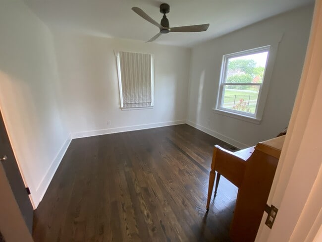 Building Photo - 1003 Graybar Ln