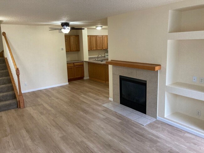 Foto del edificio - Flexible Move-in Date! ALL NEW PLANK FLOOR...