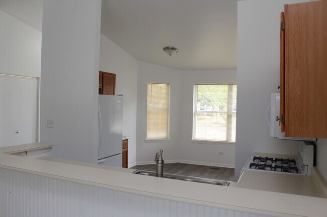 Building Photo - 930 Debden Dr