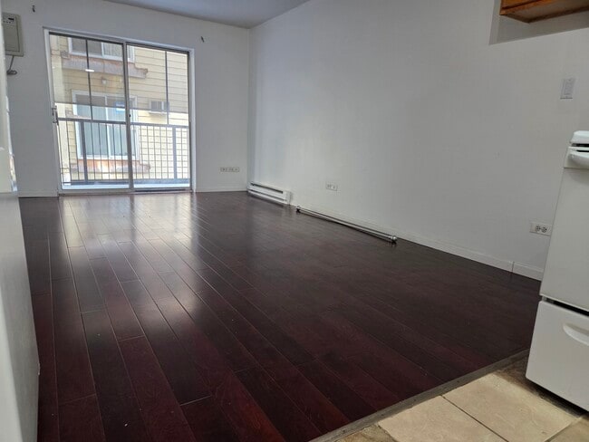 Foto del edificio - 310 Lathrop Ave