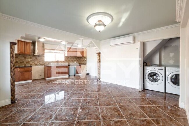 Foto del edificio - 2 Bed 1 Bath House in Lynwood Parking Incl...