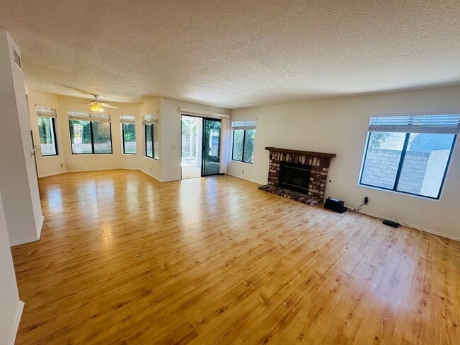 Foto del edificio - Beautifully Remodeled Lang Ranch Home – Steps from Top-Rated School