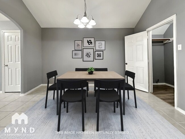 Building Photo - 1815 Sherwood Forest Cir