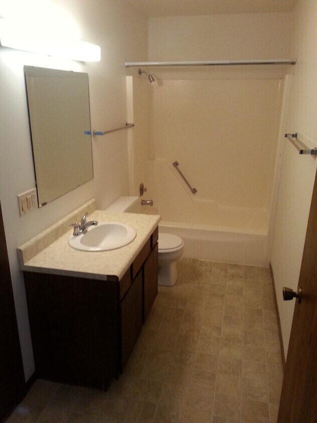 Building Photo - 1303 S Thompson Dr