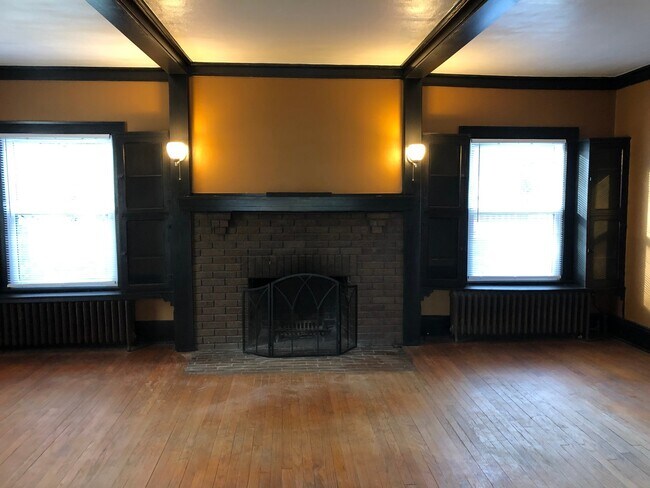 Building Photo - 4 BR/1.5 Bath home