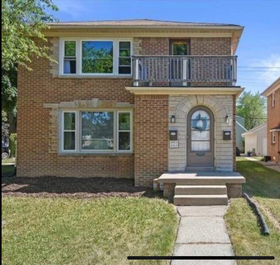 Front - 8903 W Burleigh St