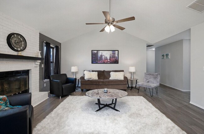 Living room with vaulted ceilings - 2207 S Nettleton Ave