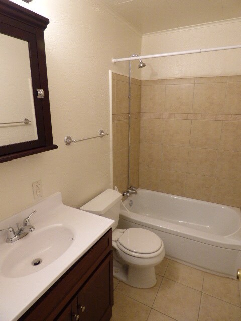 Foto del edificio - 820 1/2 S. C Street ( upstairs unit )